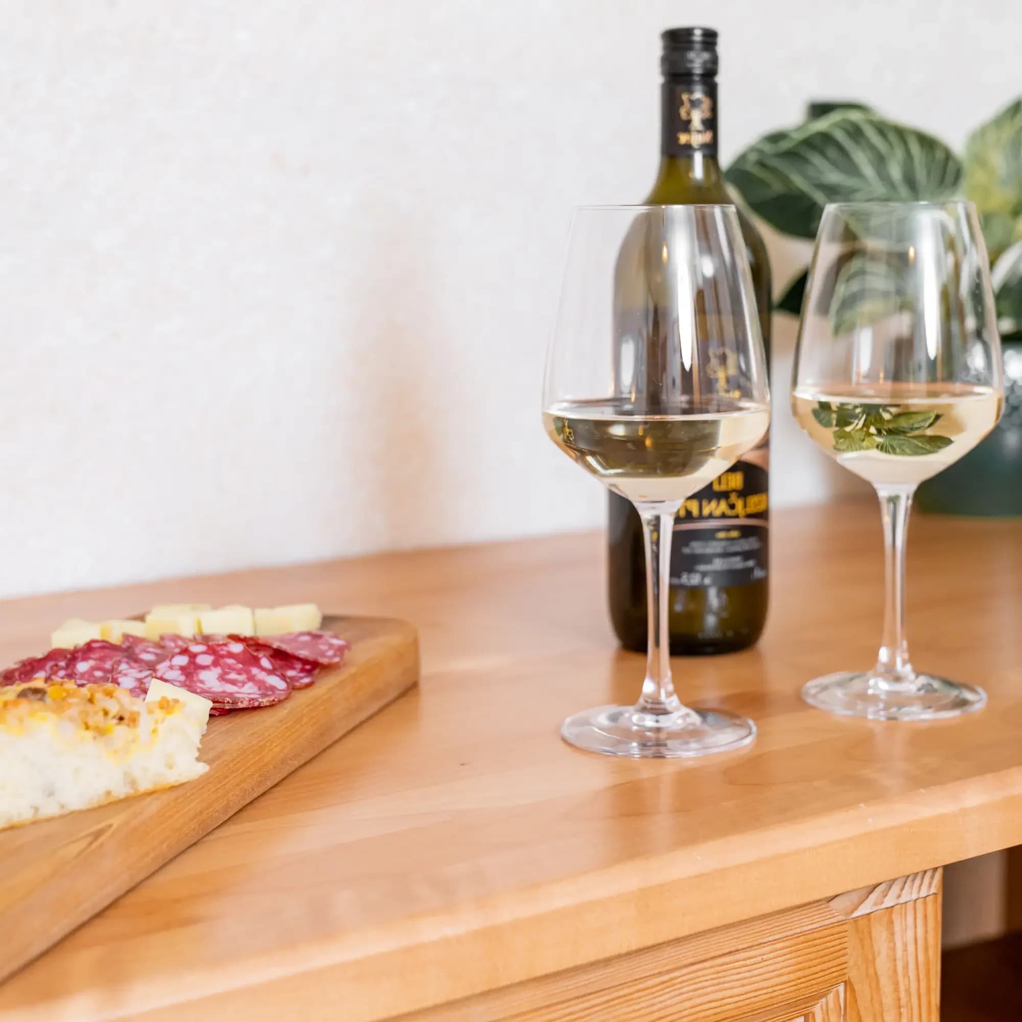 Domač narezek s kozarcema vina